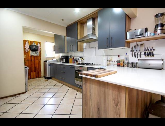 3 BEDROOM TOWNHOUSE FOR SALE IN ELDORAIGNE